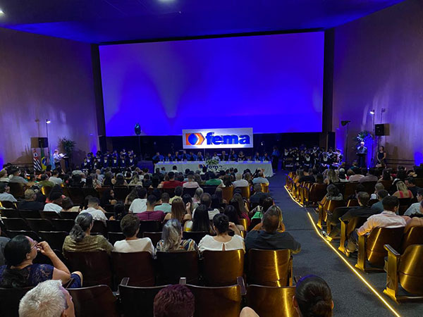 Divulgação - Público presente no momento da colação - Foto: Divulgação Divulgação - Público presente no momento da colação - Foto: Divulgação