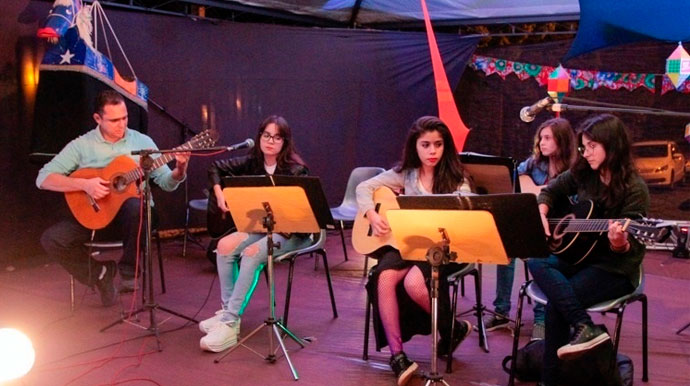divulgação - Alunos da aula de violão - Foto: Divulgação divulgação - Alunos da aula de violão - Foto: Divulgação