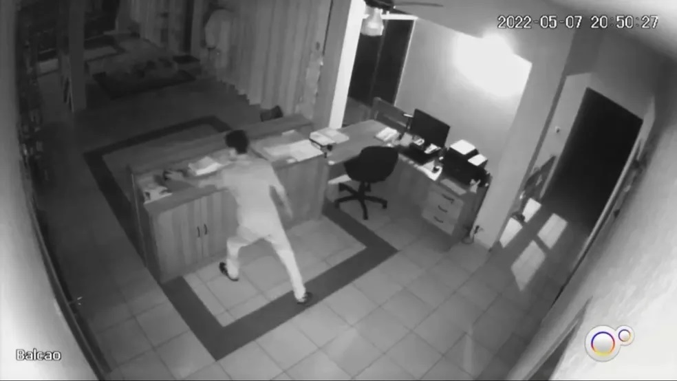 Divulgação - Imagens mostram homem furtando paróquia antes de ser atropelado por padre em Santa Cruz do Rio Pardo (SP) — Foto: Reprodução/TV TEM Divulgação - Imagens mostram homem furtando paróquia antes de ser atropelado por padre em Santa Cruz do Rio Pardo (SP) — Foto: Reprodução/TV TEM