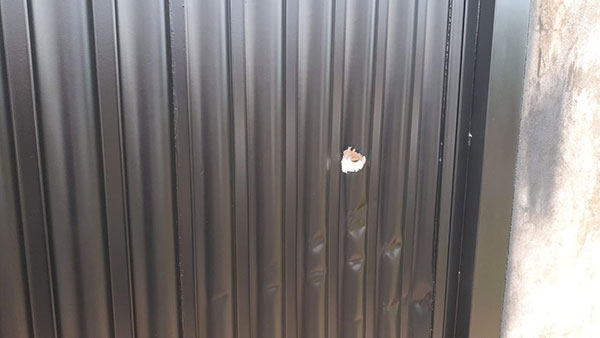 Divulgação - Um dos disparos também acertou o portão da casa da vítima - Foto: Divulgação Divulgação - Um dos disparos também acertou o portão da casa da vítima - Foto: Divulgação