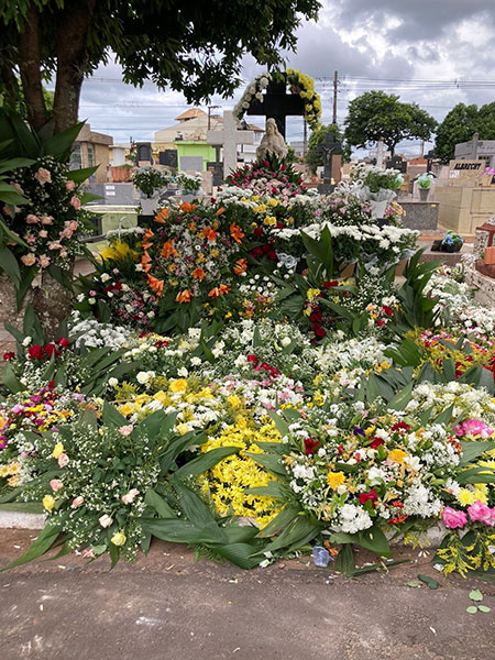 divulgação - Túmulo de Catarina Mercadante repleto de flores - Foto: Divulgação divulgação - Túmulo de Catarina Mercadante repleto de flores - Foto: Divulgação