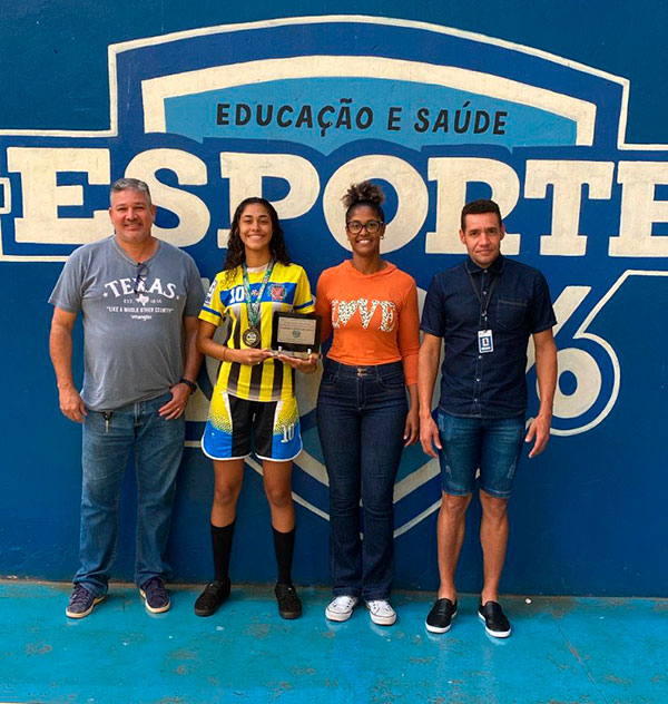 divulgação - Isadora ao lado do assessor de esportes Fiico, a mãe Danieli e do treinador Bigão - Foto: Divulgação
