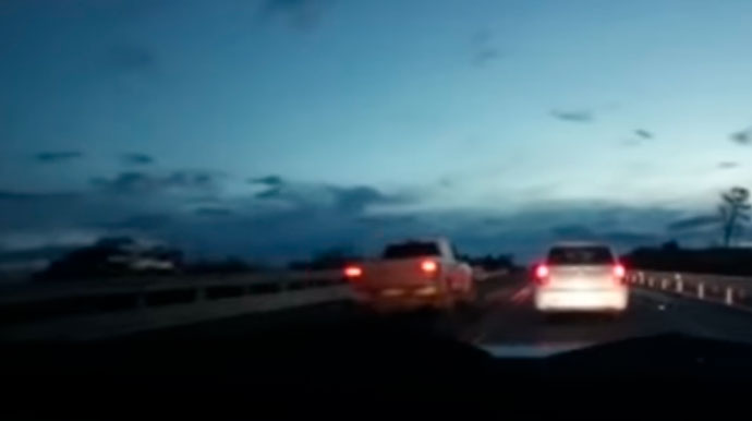 divulgação - Momento em caminhonete ultrapassa em pista continua - Foto: Divulgação divulgação - Momento em caminhonete ultrapassa em pista continua - Foto: Divulgação