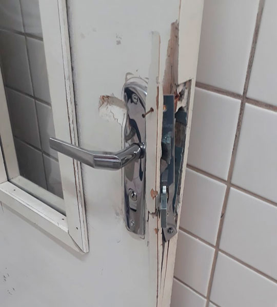 divulgação - Portas destruídas pelos criminosos - Foto: Divulgação/Arquivo Pessoal divulgação - Portas destruídas pelos criminosos - Foto: Divulgação/Arquivo Pessoal