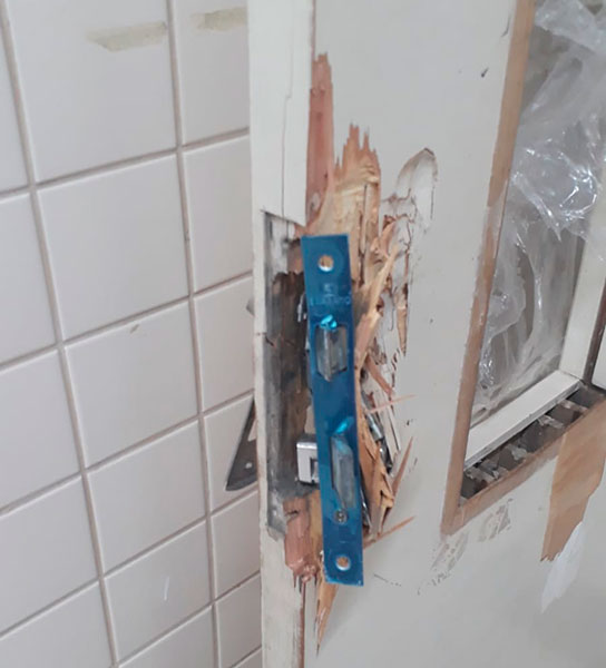 divulgação - Portas destruídas pelos criminosos - Foto: Divulgação/Arquivo Pessoal divulgação - Portas destruídas pelos criminosos - Foto: Divulgação/Arquivo Pessoal
