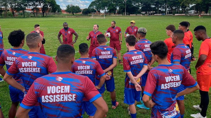 divulgação - Técnico Papagaio comversa com time em primeiro dia de treino - Foto: AssisCity divulgação - Técnico Papagaio comversa com time em primeiro dia de treino - Foto: AssisCity