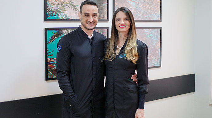 Divulgação - Renato Cimó / implantodontista e sua esposa Poliane da Silva Azevedo Cimó / Ortodontista - Foto: Divulgação Divulgação - Renato Cimó / implantodontista e sua esposa Poliane da Silva Azevedo Cimó / Ortodontista - Foto: Divulgação