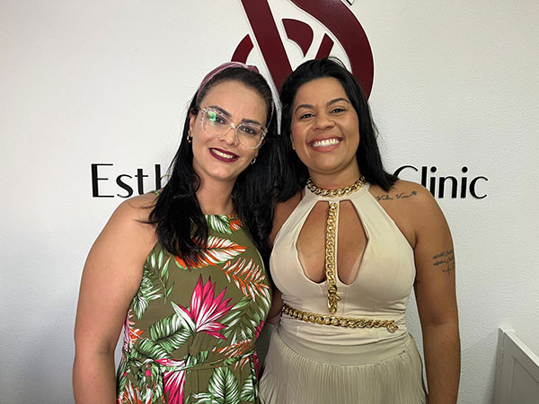 Empresária Mariane ao lado da cirurgiã dentista Veronica Sabrina Conte