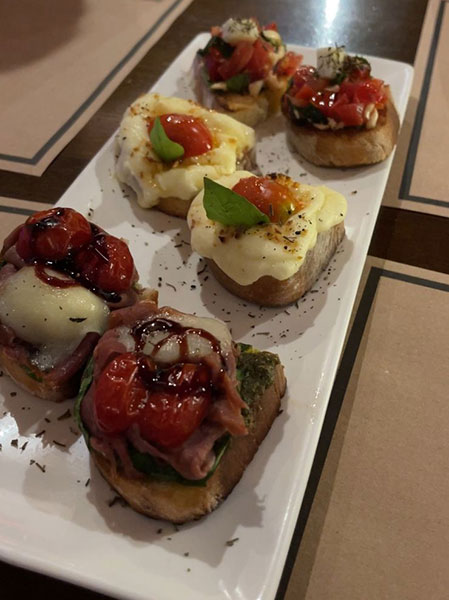 Divulgação - Bruschetas de Parma Italina, Catupiry com alho crocante e de Tomate seco com mussarela de Búfala - Foto: Assiscity Divulgação - Bruschetas de Parma Italina, Catupiry com alho crocante e de Tomate seco com mussarela de Búfala - Foto: Assiscity