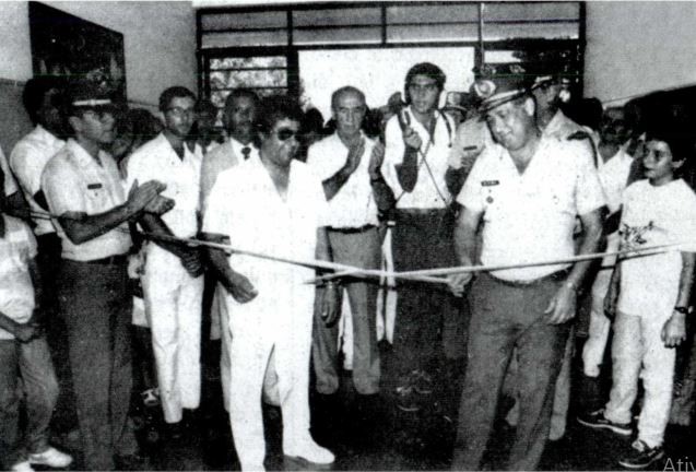 Divulgação - Coronel PM Iracy Catalano e o Vereador Paraiba Serezani cortando a fita simbólica de instalação do 32° BPM/I - Foto: Divulgação