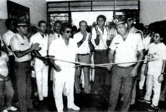 Divulgação - Coronel PM Iracy Catalano e o Vereador Paraiba Serezani cortando a fita simbólica de instalação do 32° BPM/I - Foto: Divulgação Divulgação - Coronel PM Iracy Catalano e o Vereador Paraiba Serezani cortando a fita simbólica de instalação do 32° BPM/I - Foto: Divulgação