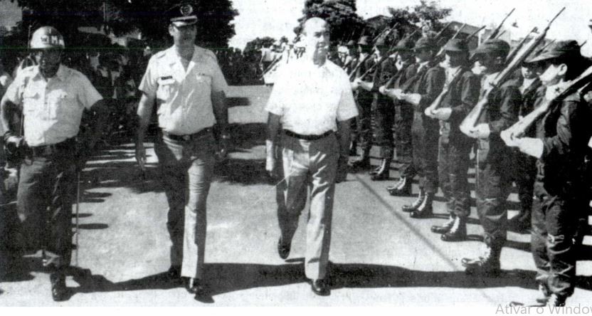 Divulgação - O prefeito Santilli, passando em revista a tropa, formada defronte à sede do Batalhão, por atiradores do Tiro de Guerra de Assis - Foto: Divulgação Divulgação - O prefeito Santilli, passando em revista a tropa, formada defronte à sede do Batalhão, por atiradores do Tiro de Guerra de Assis - Foto: Divulgação