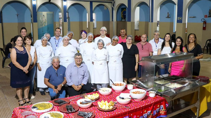 divulgação - Alunos formados em curso servem jantar para autoridades