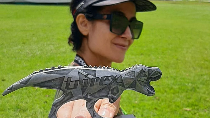 divulgação - Cíntia com o troféu do TriRex Endurance - Foto: Divulgação/Arquivo Pessoal divulgação - Cíntia com o troféu do TriRex Endurance - Foto: Divulgação/Arquivo Pessoal