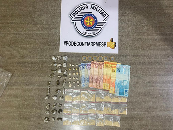 divulgação - Drogas e dinheiro apreendidos com os adolescentes - Foto: Divulgação/Polícia Militar