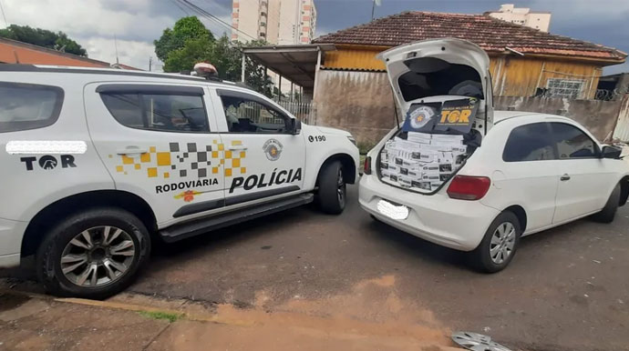 Divulgação - Motorista foi preso em flagrante com 1 mil pacotes de cigarros escondidos no interior do veículo, em Presidente Prudente (SP) — Foto: Polícia Rodoviária
