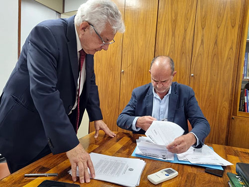 Divulgação - O deputado Federal Arlindo Chinaglia recebendo das mãos do prefeito José Fernandes diversos pleitos para o município de Assis - Foto: Divulgação Divulgação - O deputado Federal Arlindo Chinaglia recebendo das mãos do prefeito José Fernandes diversos pleitos para o município de Assis - Foto: Divulgação