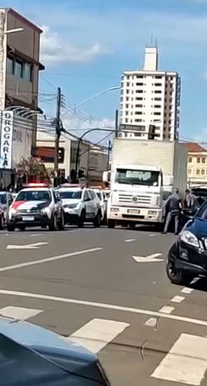 Divulgação - Imagens do vídeo que circulou pelas redes sociais mostram viaturas paradas no momento do fato - Foto: Divulgação Divulgação - Imagens do vídeo que circulou pelas redes sociais mostram viaturas paradas no momento do fato - Foto: Divulgação