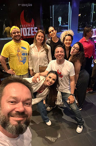 Divulgação - Rodrigo Guerino com os jurados - Foto: Divulgação Divulgação - Rodrigo Guerino com os jurados - Foto: Divulgação