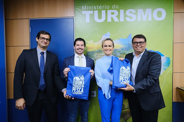 Divulgação - Com a ministra do turismo - Foto: Divulgação Divulgação - Com a ministra do turismo - Foto: Divulgação