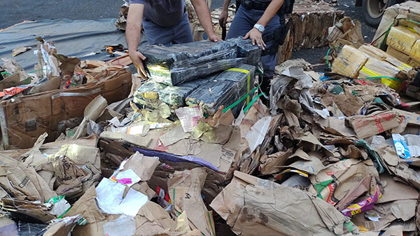 Divulgação - Tabletes de maconha foram encontrados escondidos entre fardos de papelão prensado - Foto: Divulgação Divulgação - Tabletes de maconha foram encontrados escondidos entre fardos de papelão prensado - Foto: Divulgação