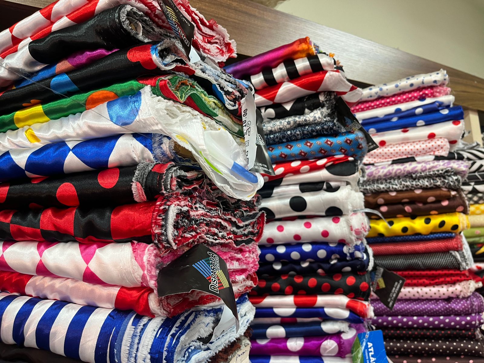 Há várias opções de estampas para o cetim