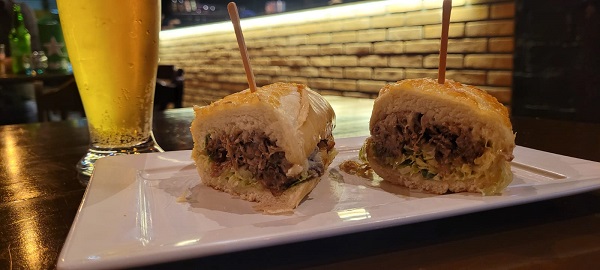 O queridinho lanche de cupim desfiado com aquela cervejinha gelada