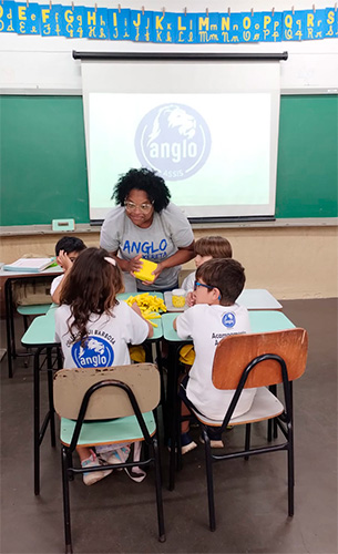 Reprodução/Arquivo Pessoal - Flávia com seus alunos durante a aula - Foto: Arquivo Pessoal Reprodução/Arquivo Pessoal - Flávia com seus alunos durante a aula - Foto: Arquivo Pessoal