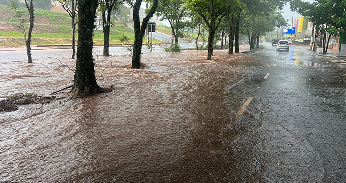 Divulgação - Manhã de chuva em Assis causa enxurrada em diversos pontos da cidade - FOTO: Divulgação Divulgação - Manhã de chuva em Assis causa enxurrada em diversos pontos da cidade - FOTO: Divulgação