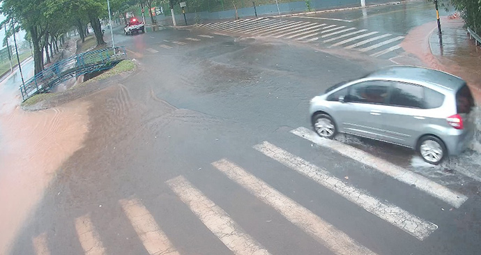 Imagem cedida pelo CCO de Assis - Av. Otto Ribeiro na altura do Ginásio de Esportes Jairão, próximo ao Córrego do Jacu, às 11h52 - FOTO: Imagem cedida pelo CCO de Assis Imagem cedida pelo CCO de Assis - Av. Otto Ribeiro na altura do Ginásio de Esportes Jairão, próximo ao Córrego do Jacu, às 11h52 - FOTO: Imagem cedida pelo CCO de Assis