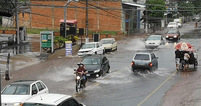 Imagem enviada ao Portal AssisCity - Defesa Civil recomenda que moradores não enfrentem águas das enxurradas, pois podem causar acidentes e outros estragos - FOTO: Imagem enviada ao Portal AssisCity Imagem enviada ao Portal AssisCity - Defesa Civil recomenda que moradores não enfrentem águas das enxurradas, pois podem causar acidentes e outros estragos - FOTO: Imagem enviada ao Portal AssisCity