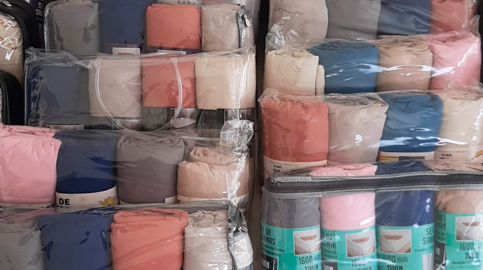 Divulgação - São kits com quatro lençóis de elástico, de 1.200 e 1600 fios, de algodão com oito fronhas, duas na cor de cada lençol - Foto: Divulgação