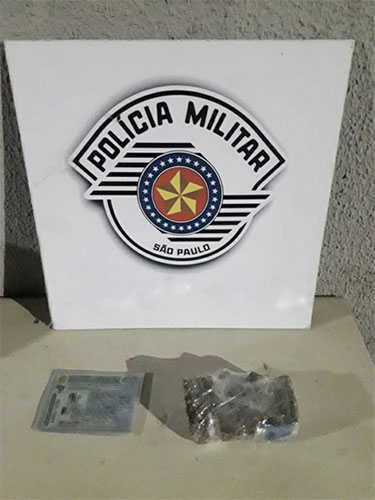 Divulgação/Polícia Militar - Com o suspeito foi encontrado um tablete de maconha - Foto: Divulgação/Polícia Militar