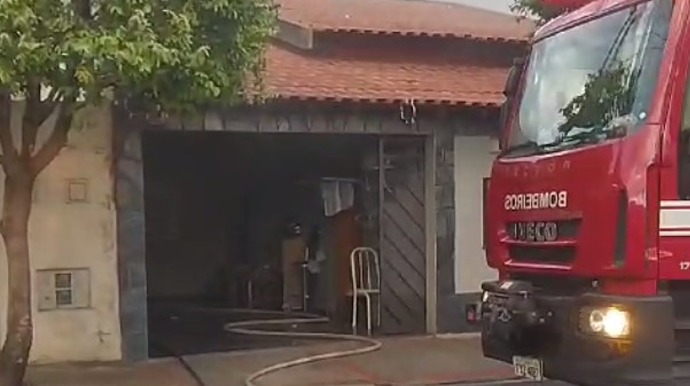 Portal AssisCity - Incêndio na Vila Rodrigues causa danos materiais em casa na Rua Piratininga em Assis - FOTO: Portal AssisCity