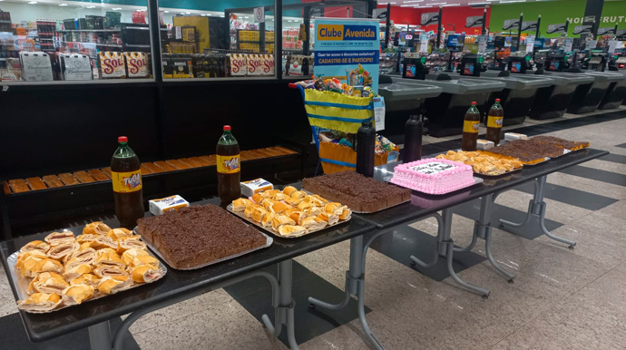 Divulgação/Supermercados Avenida - A mesa estava recheada com deliciosos pães, bolos e frutas - Foto: Divulgação/Supermercados Avenida