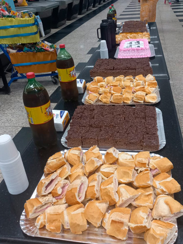 Divulgação/Supermercados Avenida - A mesa de café da manhã preparada pelo Supermercados Avenida - Foto: Divulgação/Supermercados Avenida