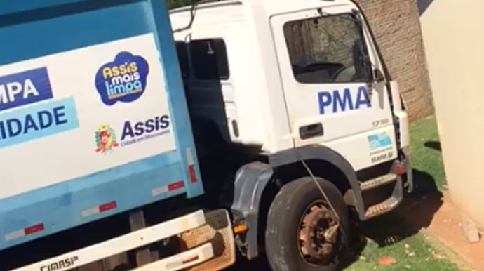 Divulgação/Arquivo Pessoal - Freio de mão falha e caminhão da coleta de lixo bate em muro de residência em Assis
