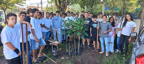 Divulgação - Alunos da Etec de Assis realizam plantio de árvores em ação alusiva ao Dia Mundial da Água