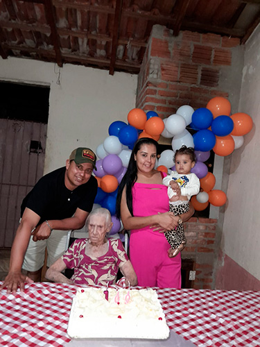 Reprodução/Arquivo Pessoal - A família se reuniu para comemorar os 100 anos da moradora do Maria Isabel - Foto: Reprodução/Arquivo Pessoal