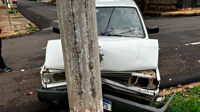 Reprodução - O carro bateu em um poste na frente do Parque Buracão - Foto: Reprodução